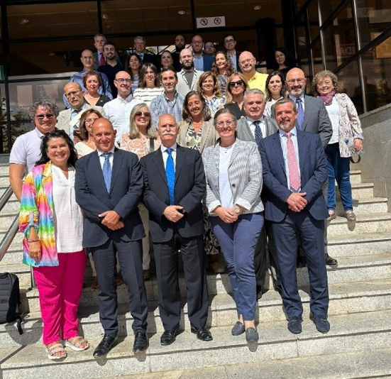 Fotografía de los asistentes a la reunión.