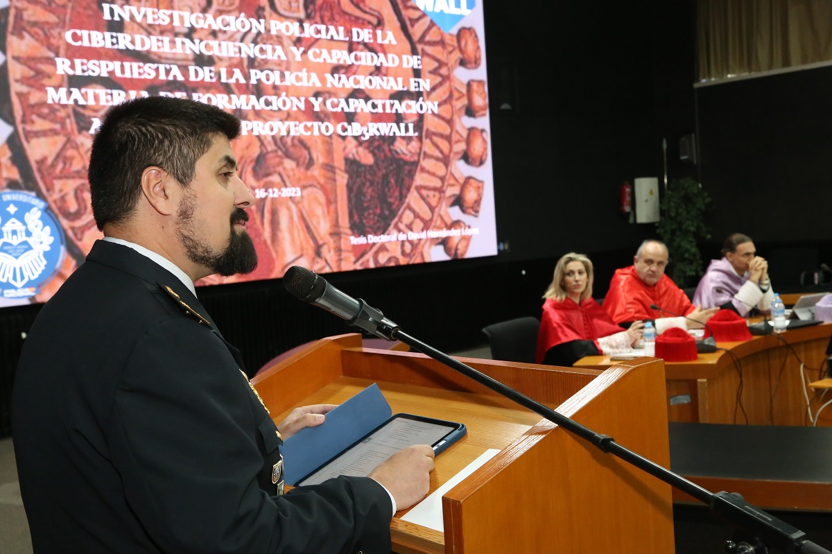 El autor de la tesis doctoral durante la defensa de su investigación.