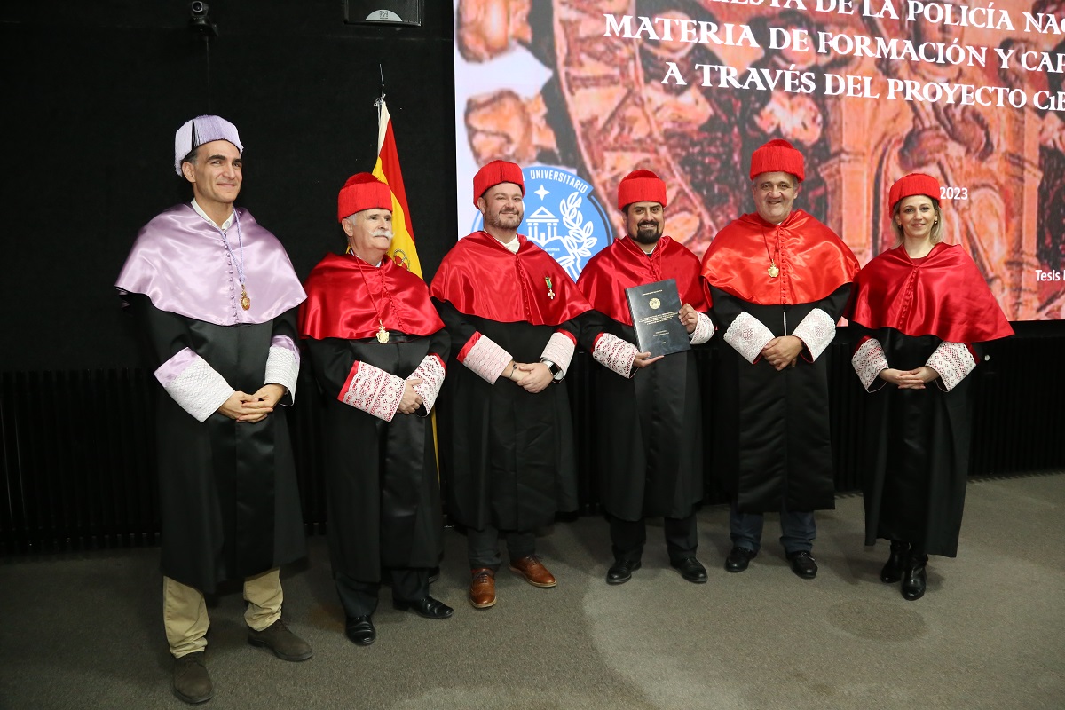 Miembros del Tribunal calificador el nuevo doctor y su director de tesis doctoral.