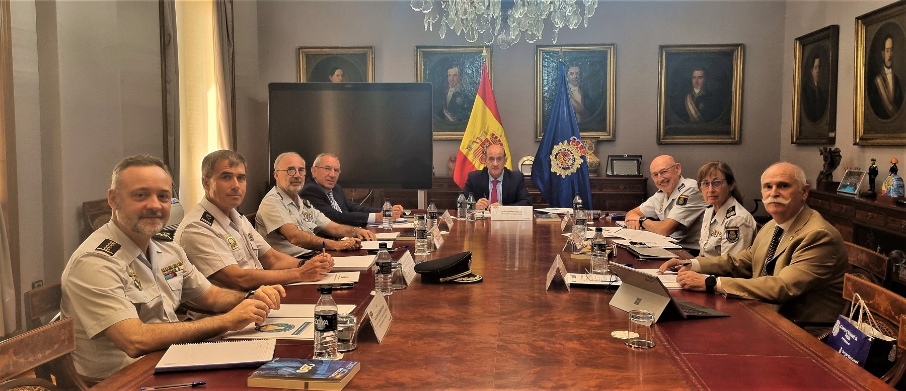 Photograph of the members of the governing council of the university centre. 