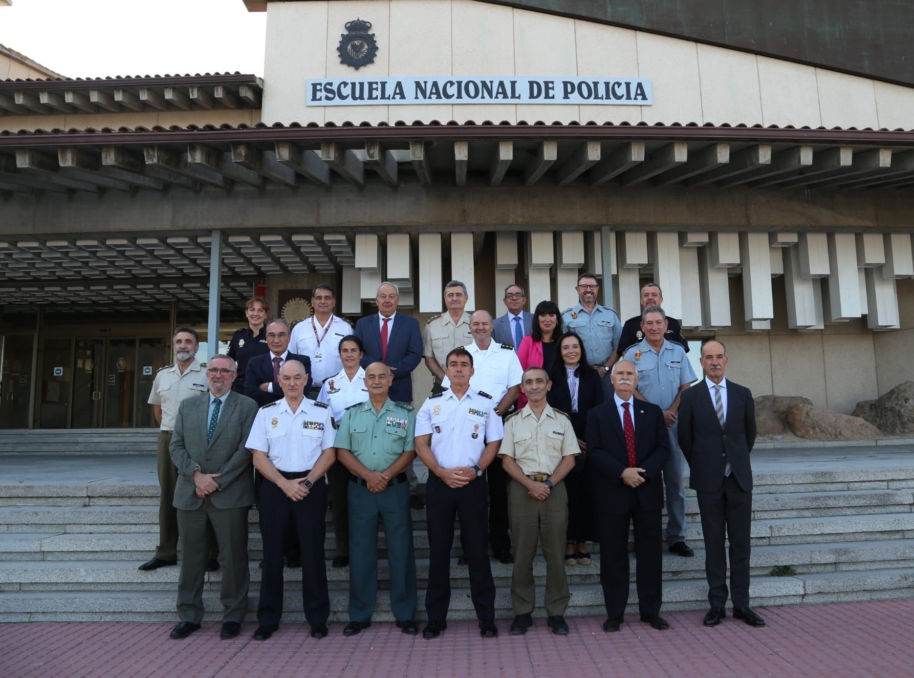 Miembros de los Centros Universitarios de Defensa e Interior fotografiados en la puerta principal de la Escuela Nacional de Policía en Ávila. Miembros de los Centros Universitarios de Defensa e Interior fotografiados en la puerta principal de la Escuela Nacional de Policía en Ávila.