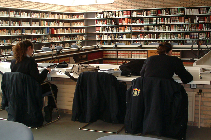 Alumnos en sala de estudios