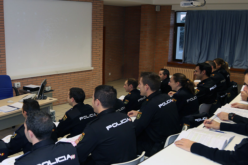 Alumnos de la División de Formación y Perfeccionamiento en un aula