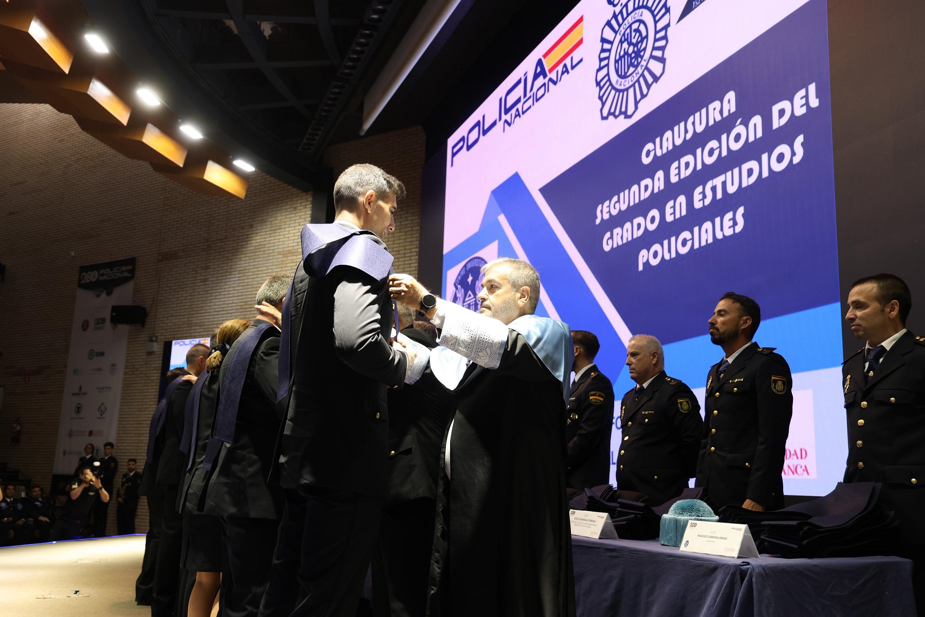 Octroi de bourses d'études aux étudiants diplômés en études policières. Octroi de bourses d'études aux étudiants diplômés en études policières.