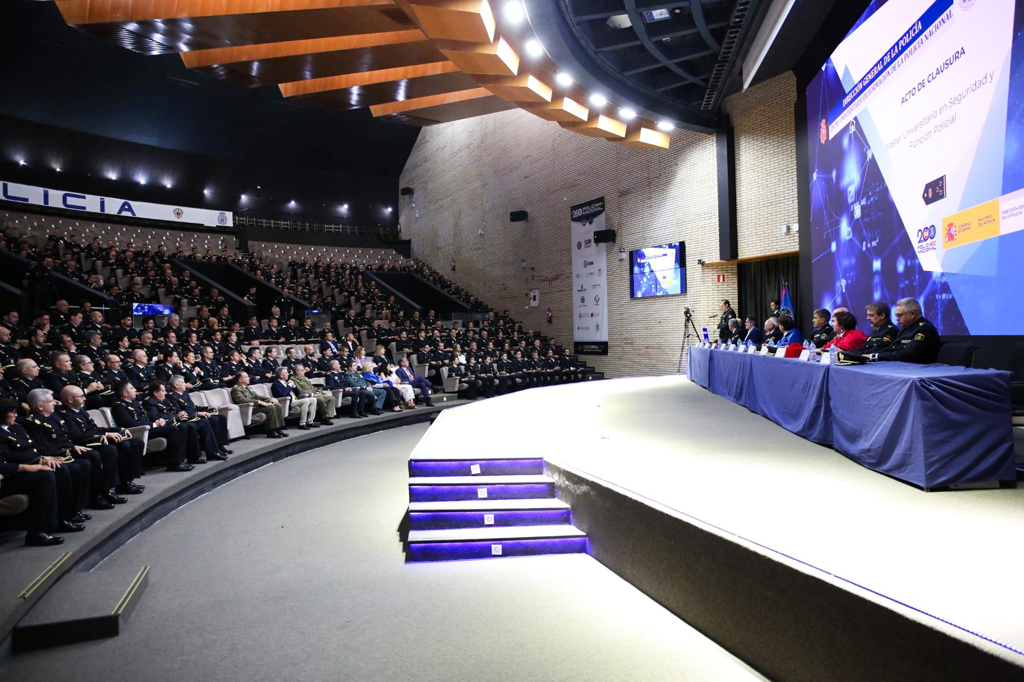 Mesa presidencial de la clausura del Màster en Seguretat i Funció Pública Mesa presidencial de la clausura del Màster en Seguretat i Funció Pública